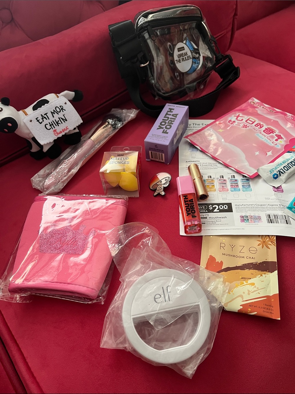 Stuffed belt bag + beauty cosmetics